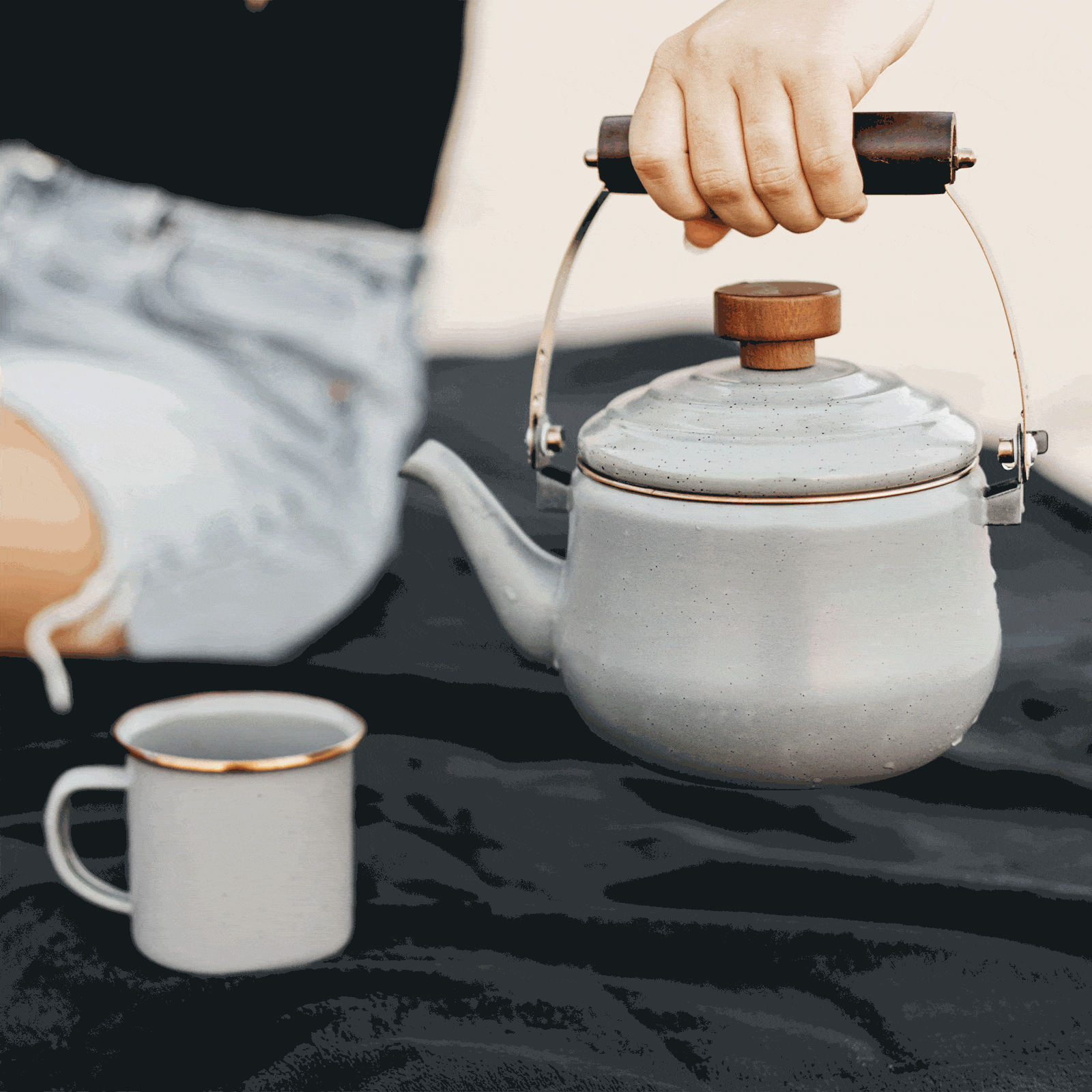 enamel-teapot-17-17-EnamelTeapot_Animation Enamel Teapot
